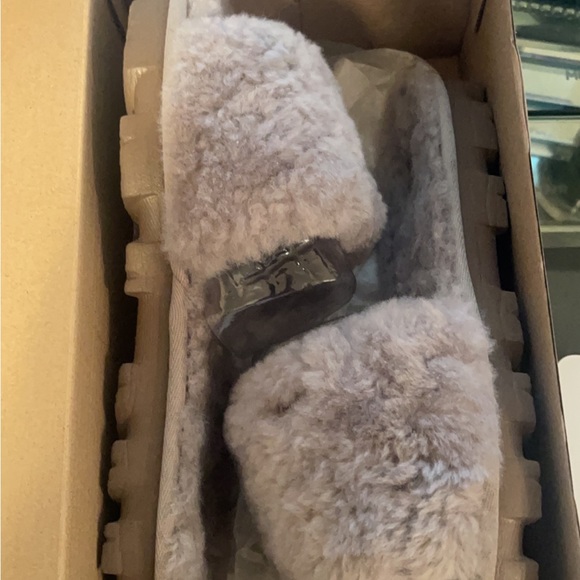 UGG slides - Picture 3 of 4